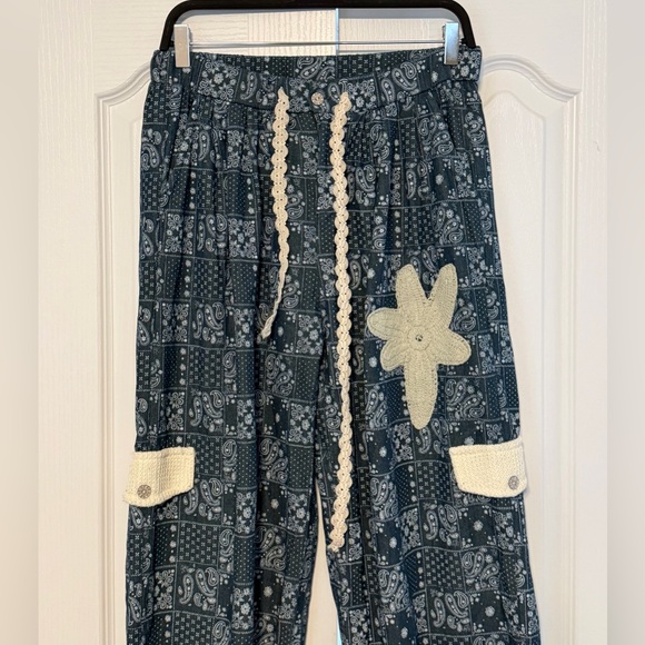 💕NWOT: POL Floral Patchwork Joggers With Crochet Detail - Picture 7 of 12